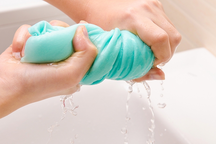 Giặt tay để tránh quần áo bị lem màu