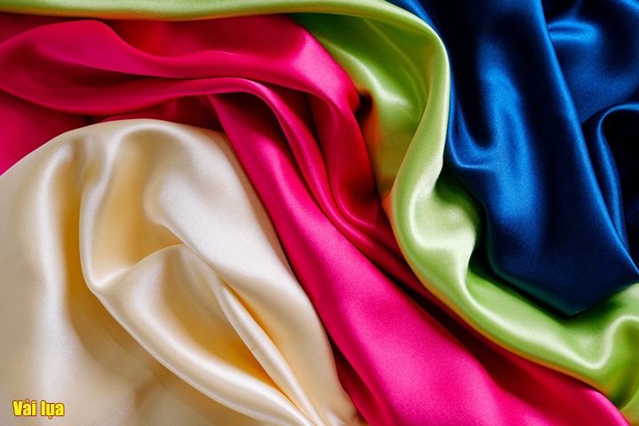 Vải lụa - chất liệu ưa chuộng trong những trang phục áo dài