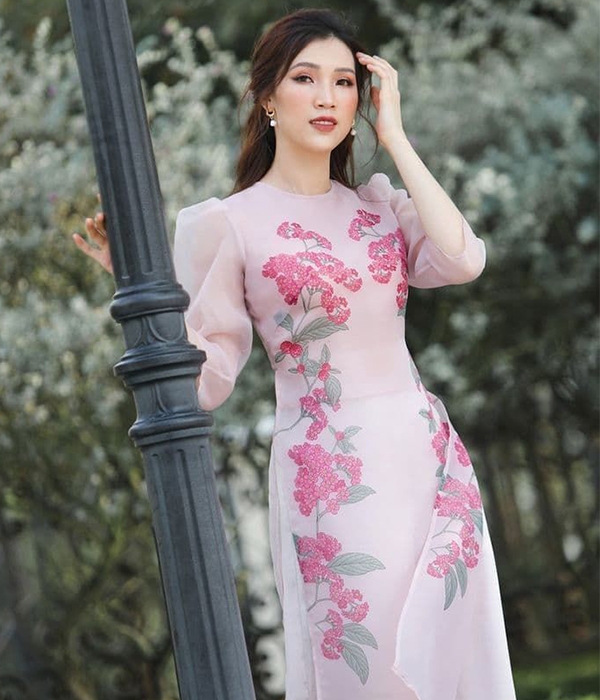 Áo dài tượng trưng cho vẻ đẹp duyên dáng của phụ nữ Việt Nam